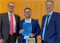 Der Preistäger des Digital Workplace Awards Norman Wetzel gemeinsam mit Prof. Dr. Andreas Rausch (links) und Dr. Rolf Zajonc, Geschäftsführer bei tts (rechts)